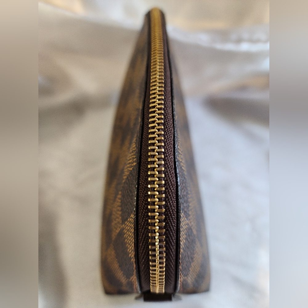 Authentic Louis Vuitton Damier Ebene Cosmetic Pouch In Excellent Condition - Picture 5 of 10